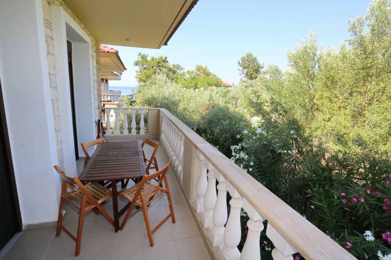 Villa Argo 3 - Beachfront, Big Gardens, Location! Pefkochori Exterior photo