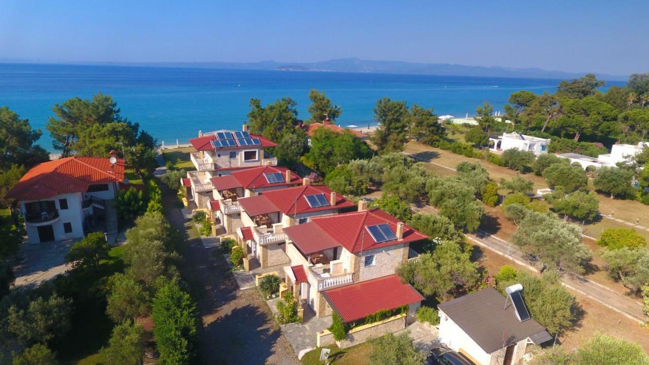 Villa Argo 3 - Beachfront, Big Gardens, Location! Pefkochori Exterior photo