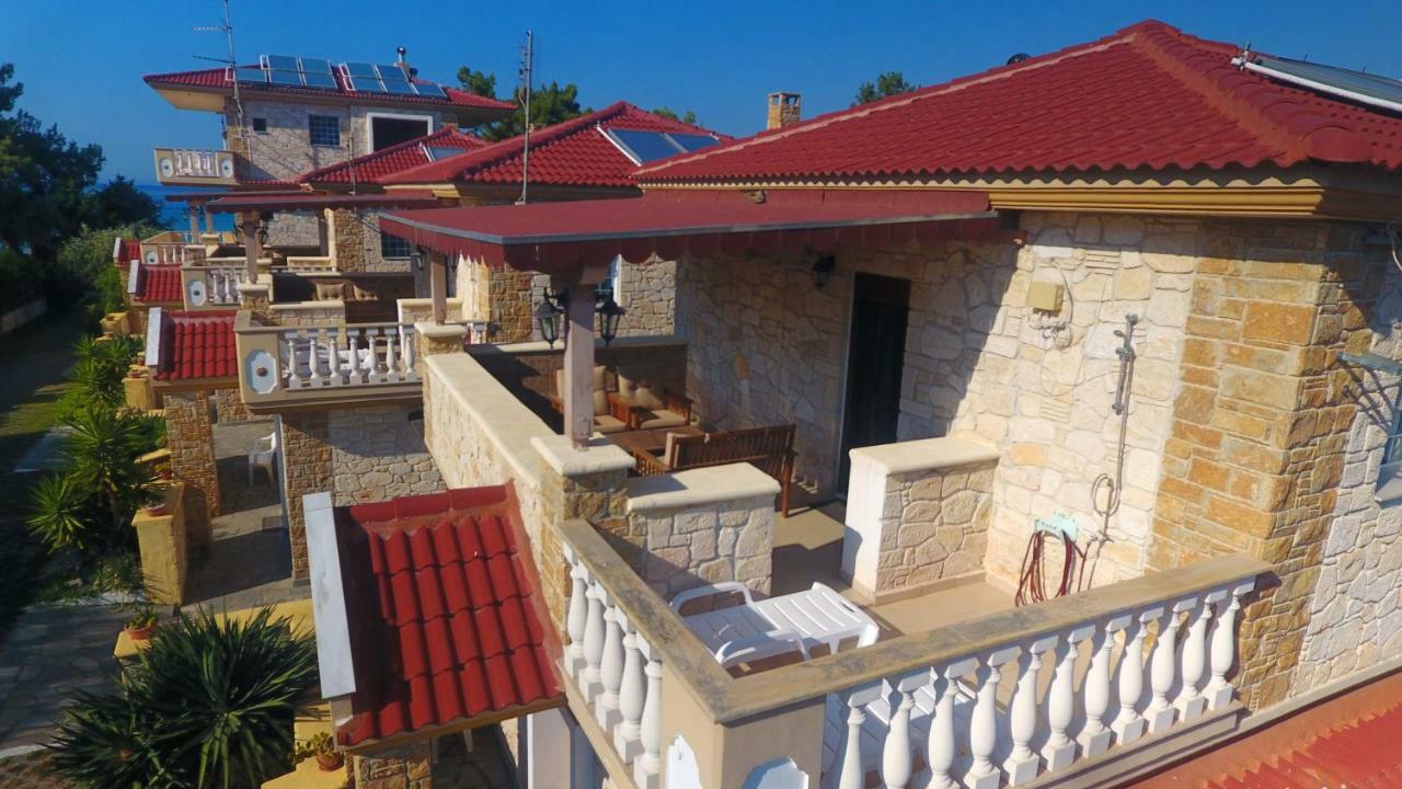 Villa Argo 3 - Beachfront, Big Gardens, Location! Pefkochori Exterior photo